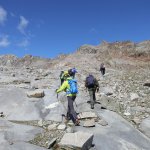 Risalendo le rocce montonate, verso la fine del percorso.